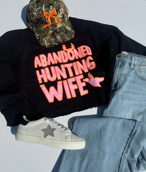 Abandoned Hunting Wife Cropped Sweatshirt