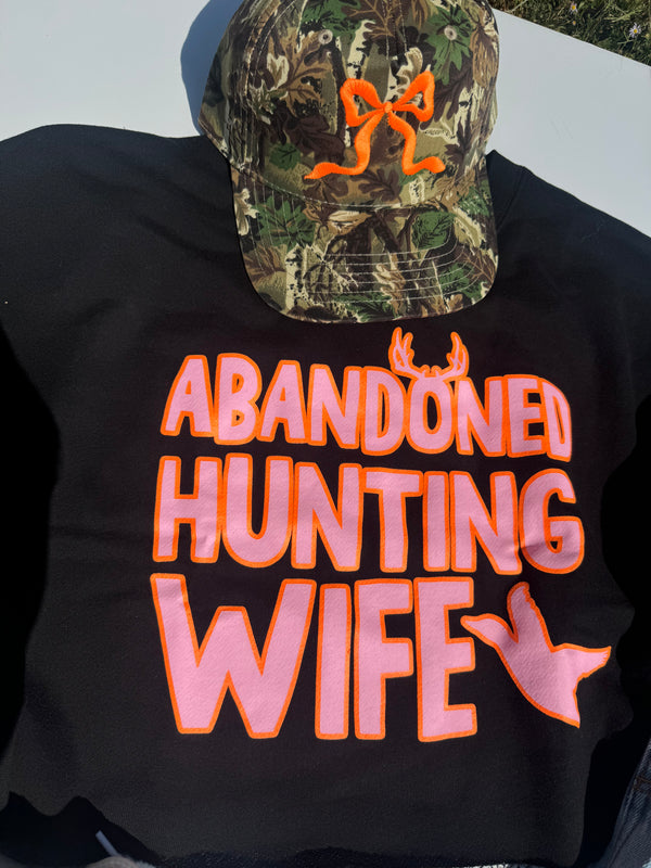 Abandoned Hunting Wife Cropped Sweatshirt