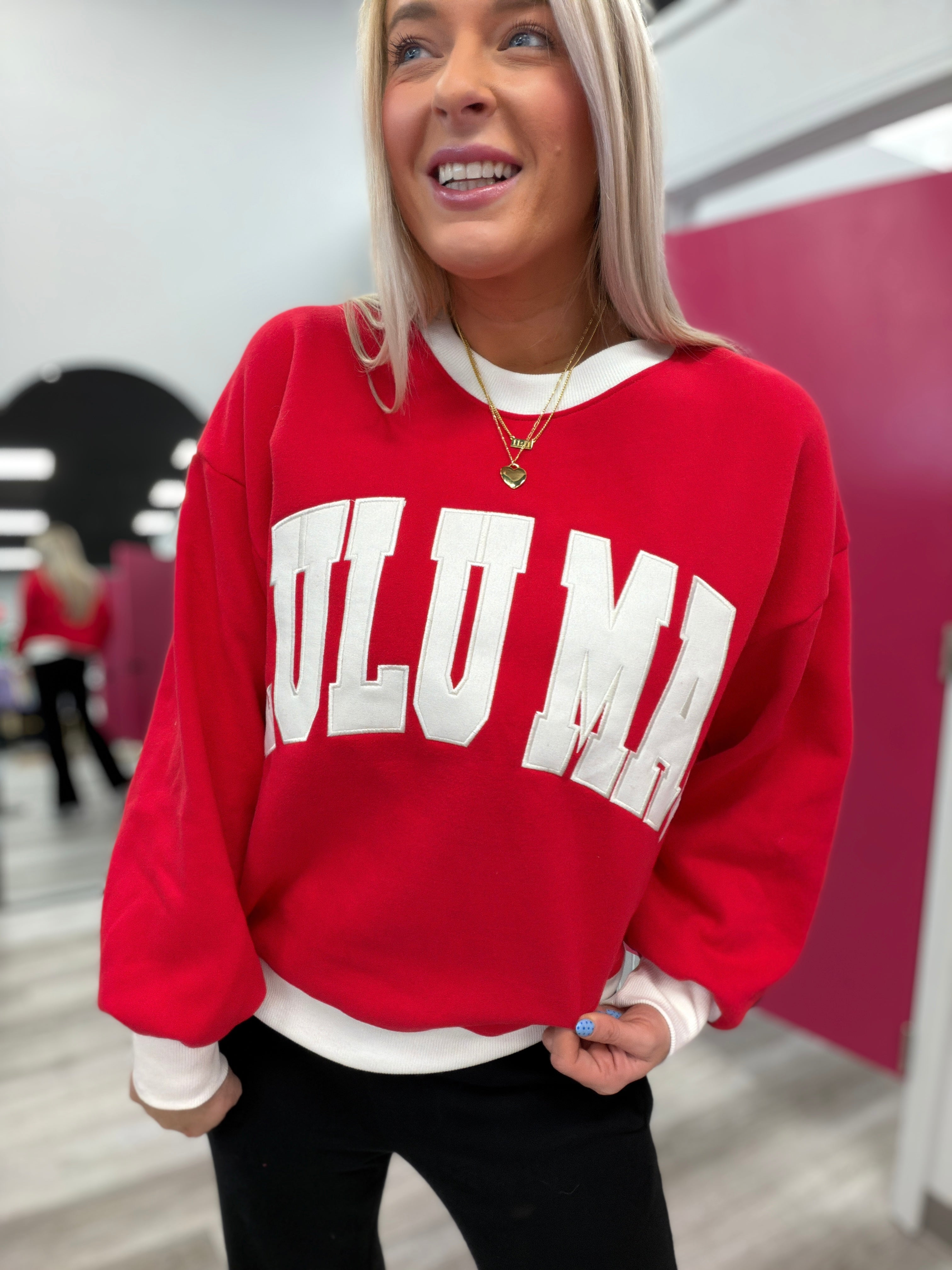 woman wearing lulu mac 